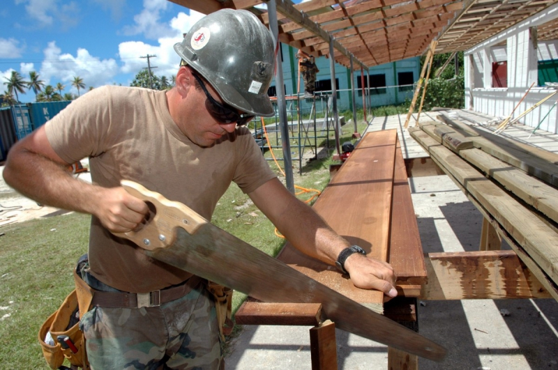 ebeniste-THEOULE SUR MER-min_worker_construction_building_carpenter_male_job_build_helmet-893290